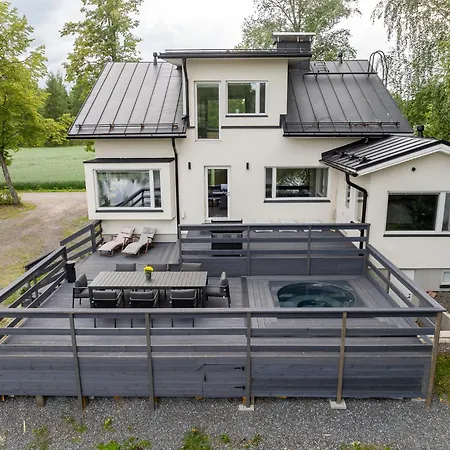 Villa Gaia! - Luxury With Jacuzzi And Close To Trainstation 10 Minutes From City! 1,5 To Helsinki *